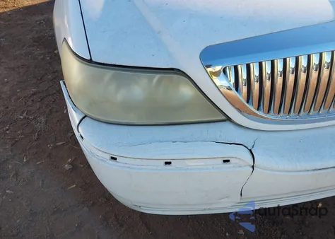 2003 Lincoln Town Car Signature из США, поврежденный, VIN 1LNHM82W83Y653121